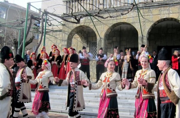 В Института по лозарство и винарство в Плевен тържествено бе отбелязан Трифон Зарезан. Това стана с хоро и традиционното участие на Северняшкия ансамбъл за народни песни и танци. Снимка: БТА