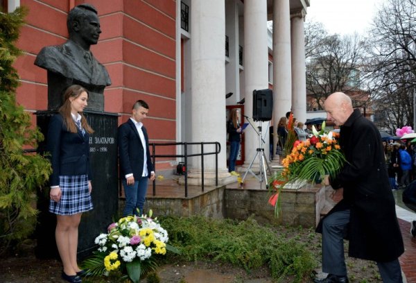 Пред паметника на Асен Златаров в Хасково бяха поднесени венци и цветя по повод 134 години от рождението му. Снимка: БТА