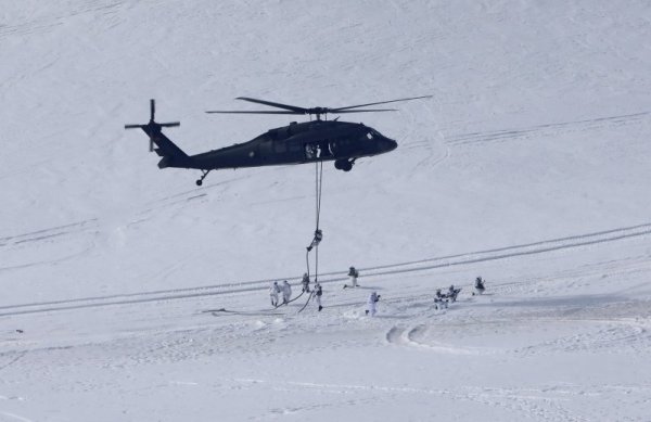 Турски военни се спускат от хеликоптер по време на зимно военно учение в източната част на страната. Снимка: БТА