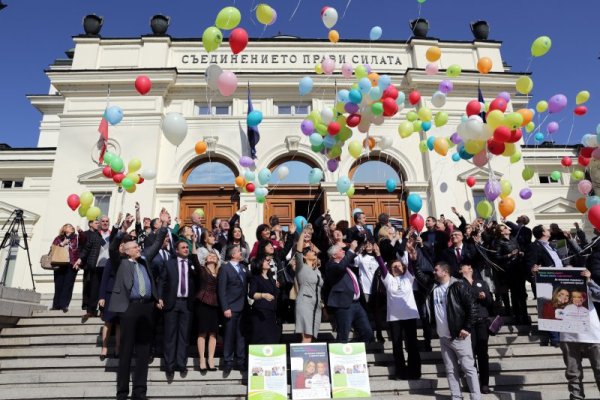 Денят на редките болести бе отбелязан пред сградата на Народното събрание с пускане на балони в подкрепа на пациентите, засегнати от рядко заболяване. В събитието се включи и председателят на парламента Цвета Караянчева. Снимка: БТА