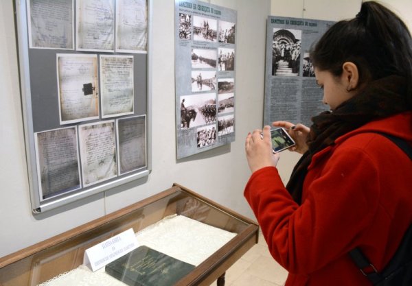 Фотодокументална изложба &quot;85 г. Паметник на Свободата на връх Шипка&quot; гостува в Регионалния исторически музей във Враца по случай националния празник на България. Изложбата е дело на Националния парк-музей Шипка - Бузлуджа. В експозицията се проследява историята на монумента и представя уникални експонати, автентични фотографии и документи, пресъздаващи историята на Паметника на свободата. Снимка: БТА