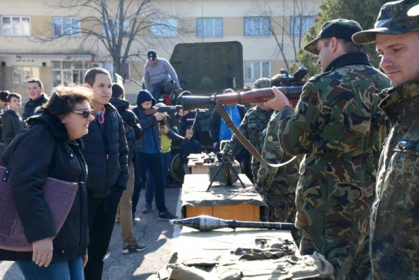 Ученици от различни училища видяха отблизо въоръжение и бойна техника във военно формирование 54 990 във Враца. Поделението днес провежда &quot;Ден на отворените врати&quot;, с което отбелязва Националния празник на България &ndash; 3-ти март. Снимка: БТА