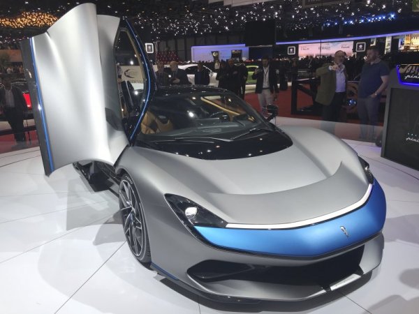 Новата &quot;Pininfarina Battista&quot; беше представена официално на автоизложението в Женева. То стартира официално за посетители на 7 март. Снимка: БТА