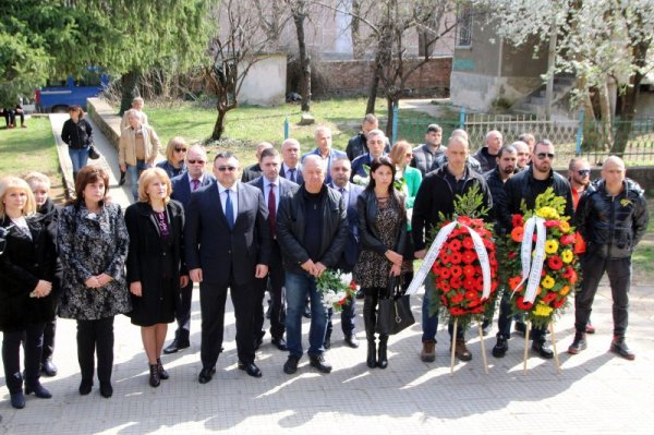 Министърът на вътрешните работи Младен Маринов, роднини, близки и колеги на полицай Емил Шарков се поклониха пред паметната плоча на командоса в Лясковец. Преди пет години служителят от Специализираното звено за борба с тероризма към МВР беше прострелян при специализирана полицейска акция в града. Снимка: БТА