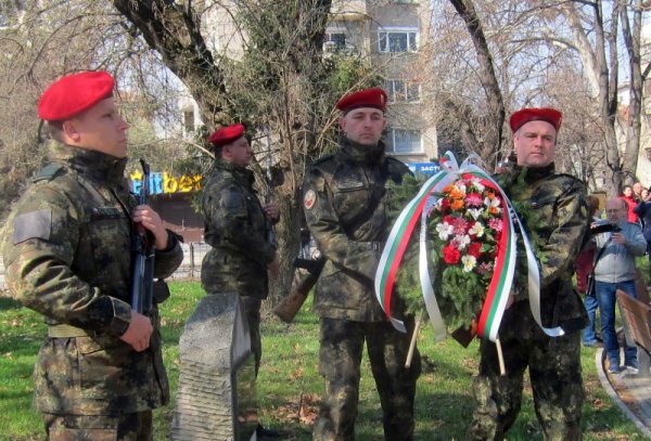 В Плевен беше отбелязан празникът на Плевенския гарнизон с тържествен ритуал. Гарнизонът е наследник на Четвърти пехотен плевенски полк - един от първите осем полка на съвременната Българска армия, създадени през 1884 година. Снимка: БТА