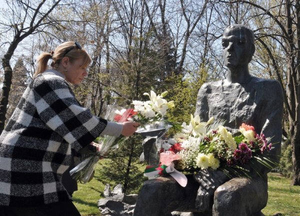 По случай 85-та годишнина от рождението на големия български поет Христо Фотев, бяха поднесени цветя пред паметника му в Морската градина на Бургас. Снимка: БТА