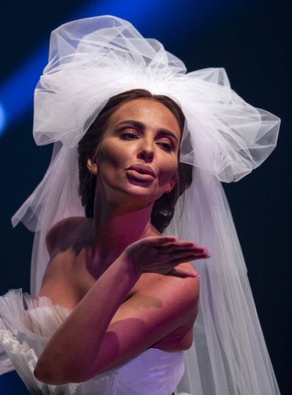 По време на втората вечер на Софийска седмица на модата (Sofia Fashion Week) пролет/лято 2019 бяха представени булченски и Haute Couture колекции на български марки и дизайнери. Един от моделите бе популярната Николета Лозанова. Снимка: БТА