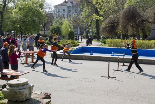 Отборът на Шесто основно училище спечели състезание за защита при бедствия в Стара Загора. То бе организирано от Община Стара Загора и Регионална дирекция &quot;Пожарна безопасност и защита на населението&quot;. Снимка: Община Стара Загора