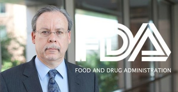 Мич Целер &ndash; директор на Центъра за тютюневи изделия на FDA.