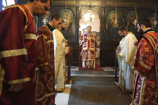 Църквата в &quot;Св. цар Борис&quot; във варненския кв. Аспарухово отбелязва своя храмов празник. Варненският и Великопреславски митрополит отслужи Архиереска св. литургия. Празникът продължи с водосвет, благодарствен молебен и празнична програма. Снимка: Булфото