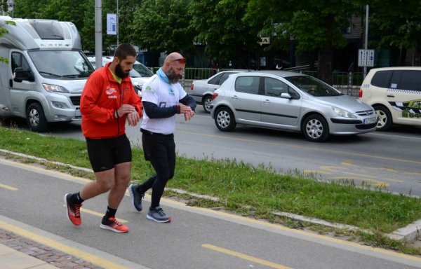 Ултрамаратонецът Красимир Георгиев стартира от Варна поредно голямо предизвикателство &ndash; бягане на 1300 километра по трасето на европейски коридор № 8. Той ще премине през 18 града за 15 дни, като на 25-ти май трябва да финишира в Албания. С него се движи екип от физиотерапевт, фотографи, оператори и готвач. Снимка: Булфото