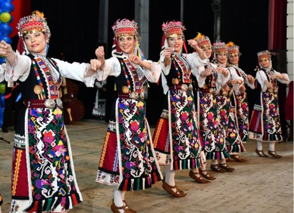 В рамките на майски празници на културата, провеждащи се в Исперих, на сцената на читалище &quot;Съзнание 1891&quot; богат концерт изнесе известният Капански ансамбъл. Снимка: БТА