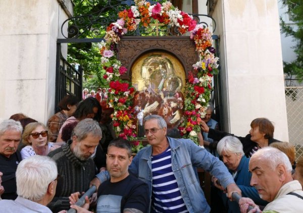 Стотици богомолци от страната се събраха в храм Света Богородица в Асеновград за големия църковен празник Преполовение. Всяка година, двадесет и пет дни след Великден, иконата на Света Богородица се носи на ръце от храма до Бачковския манастир за поклонение и се връща късно вечерта. Снимка: БТА