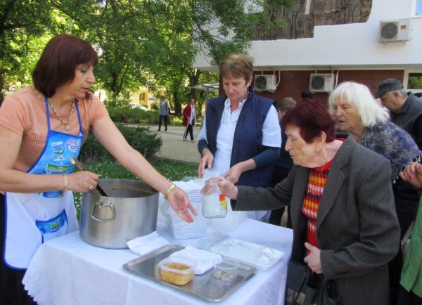 С молебен и водосвет за здраве и благоденствие пред централния храм &quot;Св. Иван Рилски&quot; в Перник бе отбелязана седем годишнината от голямото земетресение през май 2012 г. Бяха раздадени 250 порции постен курбан за здраве. Снимка: БТА