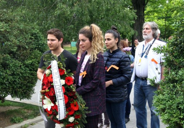 Медицинските специалисти от Центъра за спешна медицинска помощ в София поднесоха венец пред Докторския паметник в столицата и запазиха минута мълчание в памет на загиналите лекари по време на изпълнение на служебния си дълг. Лекарите днес работят с оранжеви лентички, на които пише &quot;Идвам да помогна&quot;. Инициативата е по повод днешния Световен ден на спешната помощ. Снимка: БТА