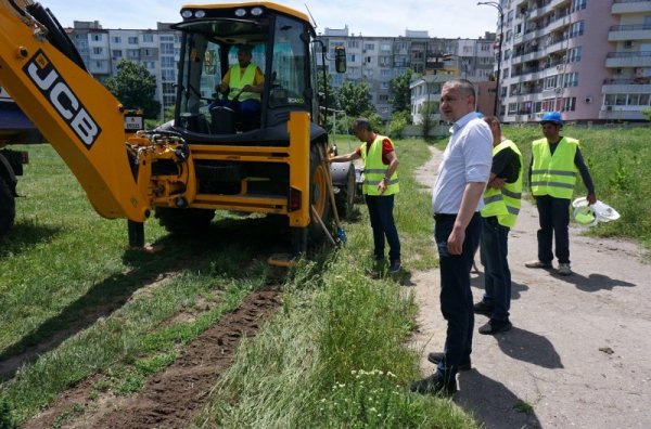 Кметът на Варна Иван Портних даде старт на изграждането на нов спортен комплекс  на ул. &quot;Студентска&quot;, където ще се обособи зона за отдих с многофункционални спортни площадки. Стойността на инвестицията е над 2 млн.лв. и се очаква до есента комплексът да е готов. Снимка: Булфото
&nbsp;