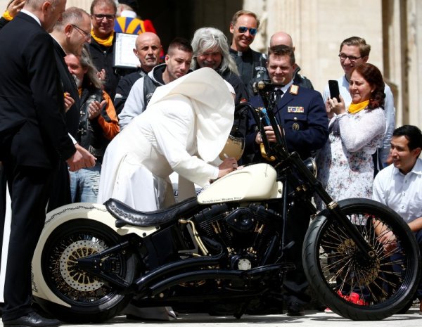 Папа Франциск разписва мотор на &quot;Harley Davidson&quot; по време на традиционната си седмична аудиенция на площад &quot;Свети Петър&quot; във Ватикана. Снимка: Reuters