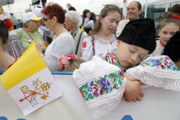 Дете с национална носия на Румъния чака пристигането на папа Франциск на летището в Букурещ. Папата ще пристигне на тридневно посещение в Румъния, ставайки втория папа в историята, посетил страната. Снимка: БТА