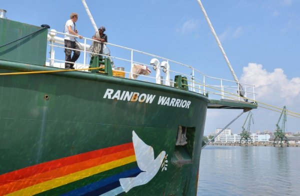 Корабът на &quot;Грийнпийс&quot; Rainbow Warrior акостира на морска гара Варна. Тазгодишното посещение е част от общоевропейския тур &quot;Заедно за климата&quot;, който цели използване и справяне с климатичната криза. От борда на кораба ще бъде отправен призив към политиците да предприемат спешни конкретни мерки чрез въвеждане на дългосрочни стратегии за всички сектори и най-вече за този на енергетиката.