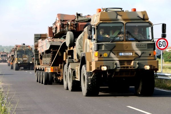 Гръцка военна техника, предимно танкове, качени на транспортни влекачи премина през Хасковско тази сутрин. Колоната пътуваше в към района на предстоящите военни учения на полигона в Ново село. Военнослужещи и военна техника на формированията ще участват в ученията &bdquo;Saber Guardian &ndash; 2019&rdquo;, &bdquo;Шабла &ndash; 2019&rdquo;, &bdquo;Strike Back &ndash; 2019&rdquo; и &bdquo;Swift Response -2019&rdquo; в България и Румъния. Снимка: БТА