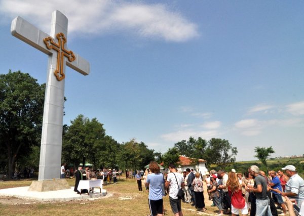 Край хасковското село Горски извор тържествено беше осветен 15-метров православен кръст от неръждаема стомана. Водосвета отслужиха отец Петър и отец Митко. Снимка: БТА