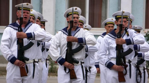 Във Военоморското училище &quot;Н. Й. Вапцаров&quot; се състоя тържествен ритуал за завършване  на учебната година, повишаване в първо старшинско звание и връчване на свидетелствата за професионална квалификация на кадетите от &quot;Випуск 2019&quot;. В ритуала участваха кадети приети в редовна форма на обучение за учебната 2018/2019 г. и кадети приети в задочна форма на обучение за 2017/2019 учебни години. Снимка: Булфото