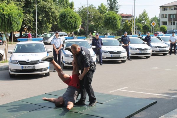 С демонстрация на умения и техника служителите на МВР в Търговище отбелязват днес професионалния си празник. Снимка: БТА