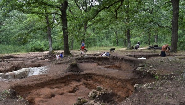 В местността &quot;Петрова нива&quot; в археологически резерват &ldquo;Сборяново&quot; край село Свещари, Разградска област, започнаха проучванията на ранносредновековно селище. Те се извършват под ръководството на гл.ас. д-р Елена Пенчева от СУ &quot;Св. Климент Охридски&quot; - София и Мария Николаева - археолог в Исторически музей &ndash; Исперих. Снимка: БТА