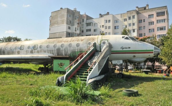 В Силистра започна миенето на станалия символ на града &ndash; Самолета. Старият Ту-134 бе монтиран в един от &bdquo;спалните&ldquo; квартали преди 35 години и първоначално се използваше за детски клубове по интереси. През последните години обаче функцията му бе прекъсната, а районът буреняса. Миналата година младежки неформални групи поеха шефството над старата машина и градината около нея и с помощта на Общината тя бе облагородена и стана любимо място за почивка на жителите на квартала. Снимка: Булфото