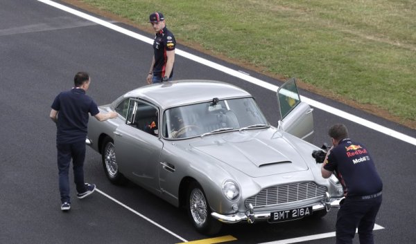 Пилотът на Ред Бул Макс Верстапен разглежда реплика на легендарния Aston Martin DB5 &ndash; колата на Джеймс Бонд, преди неделното Гран При на Великобритания на пистата &quot;Силвърстоун&quot;. Снимка: БТА