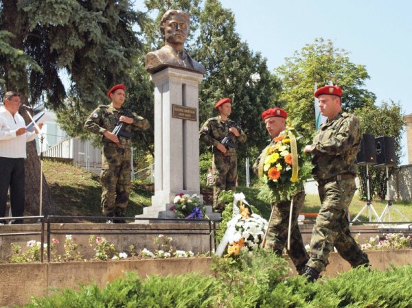 Хиляди българи се събраха пред паметниците на Васил Левски в цялата страна, за да отбележат 182-та годишнина от рождението на Апостола. Така бе и в центъра на Шумен, където с военен ритуал бяха поднесени венци и цветя в знак на признателност. Снимка: БТА