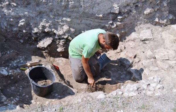 Продължават археологическите проучвания на новооткритата през 2018 г. раннохристиянска базилика № 2 и главната порта на крепостта Залдапа край добруджанското село Абрит.  Вече е ясно, че това е една от най-представителните базилики от V-VІ в. в българските земи и Добруджа с документирана тази година дължина 54 м и ширина 21 м. Снимка: Булфото