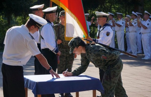 Във ВВМУ &quot;Н. Й. Вапцаров&quot; се състоя тържествен ритуал по полагане на военна клетва от 27 курсисти, които  взеха участие в курс &bdquo;Начална военна подготовка&ldquo;. Курсът стартира на 15 юли и продължи 4 седмици, по време на които курсистите изучаваха военния устав, опазване на хората и околната среда в условията на ядрена, химична и биологична защита, евакуационни дейности. Обучаемите участваха в практическа подготовка по стрелба и тактическа подготовка, действия при тероризъм и инженерна подготовка за осигуряване на различни видове машини. Снимка: Булфото