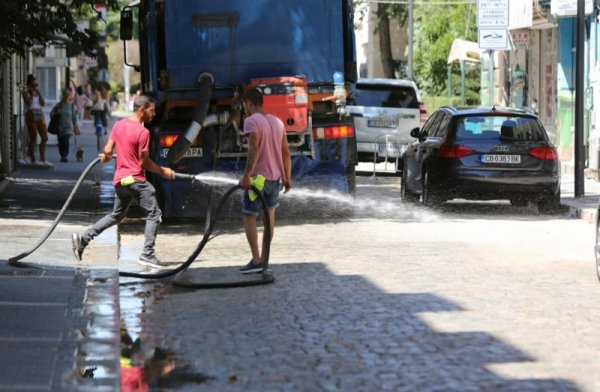 В части от София пък движението бе спирано временно. Причината е, че се мият улици и булеварди. Снимка: БТА