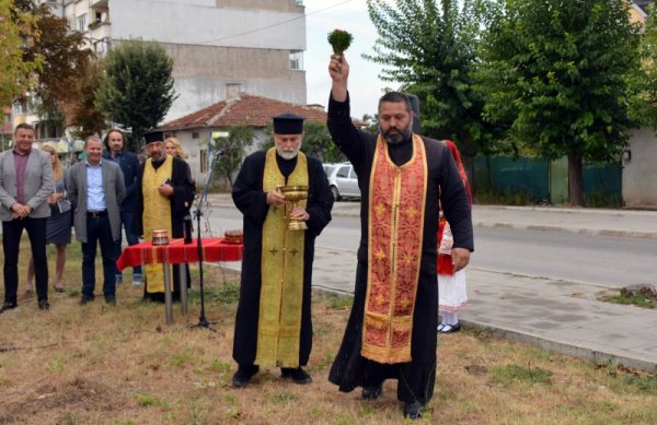 С &ldquo;първа копка&rdquo; започна изграждането на подлез при жп прелеза в благоевградския квартал &ldquo;Грамада&rdquo;. С него ще бъде облекчен трафика и ще се преминава по-безопасно. Изграждането му е част от проект за интегриран градски транспорт, с който ще бъдат осигурени над 80 информационни табла, показващи разписанието на автобусите. Предстои закупуването на 50 GPS-a, както и изграждането на контролен пункт. Снимка: БТА