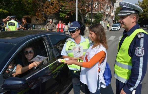 Служители на КАТ-Хасково се включиха в акция &quot;Едуард&quot;, с която се отбелязва Европейския ден без загинали на пътя - 26-ти септември. Доброволци на БЧК раздаваха листовки на водачите. Снимка: БТА