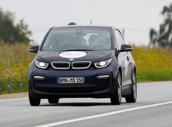 BMW i3

След всяко изключване на запалването и заключване на вратите електромобилът BMW i3 предава информация относно броя и съдържанието на грешките, детайлни данни за акумулатора, данни за точките за връзка с други транспортни средства, избрания режим на движение.

Снимка: Архив, Reuters