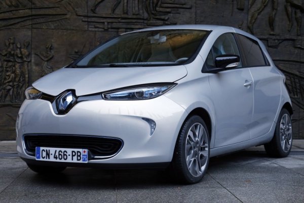 Renault Zoe

При Renault Zoe зареждането на акумулатора може да бъде прекъснато по всяко време от Renault чрез мобилна връзка, например поради незаплащане на лизингова вноска за акумулатора. Сервизът може да прочете различни данни от CAN-мрежата по всяко време. Дистанционната диагностика стандартно е изключена, но може да бъде активирана от производителя.

Снимка: Архив, Reuters