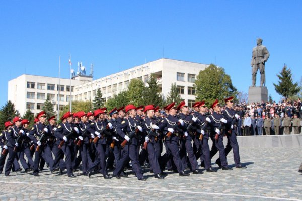 Министър-председателят Бойко Борисов и министърът на отбраната Красимир Каракачанов бяха гости на тържествен ритуал по полагане на военна клетва в НВУ &quot;Васил Левски&quot; във Велико Търново. Снимка: БТА