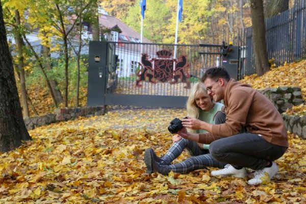 Двойка се снима сред есенен пейзаж във Вилнюс. Снимка: БТА