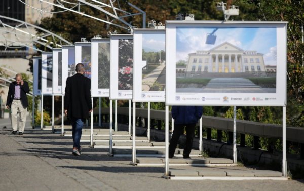 В столицата е открита шестата фотоизложба &quot;Виж София - променяме я заедно&quot;. Изложбата е съставена от 60 пана с авторски творби на екипа на вестник &quot;Строител&quot;. Тя е организирана от Камарата на строителите в България и вестник &quot;Строител&quot;, със съдействието на Столичната община. Снимка: БТА