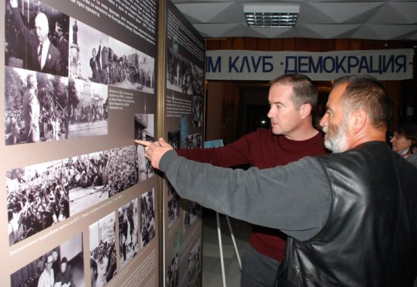 В Хасковския исторически музей бе открита изложба от снимки и автентични плакати, посветена на 30-годишнината от демократичните промени, настъпили след 10-ти ноември 1989-та. Снимка: БТА