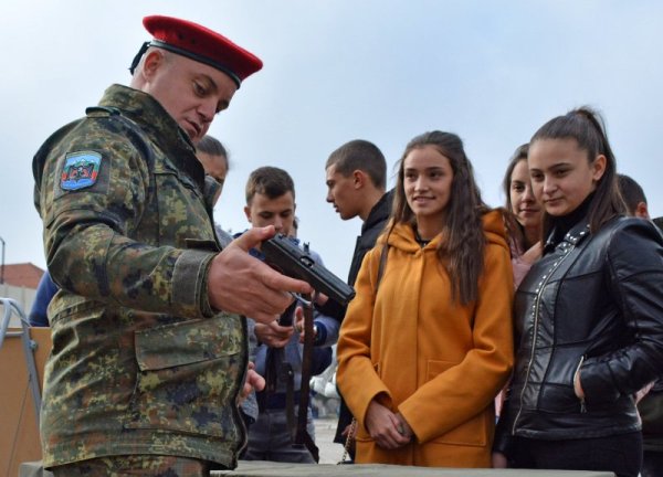 Ден на отворените врати с показ на военна техника се проведе в района на Бригадното командване в Благоевград. Поводът е предстоящият празник на Сухопътните войски &ndash; 19 ноември. Деца от Благоегврад и околните градове разгледаха военната техника, а военните обясняваха за спецификата и начина на ползване на различните оръжия. Снимка: БТА