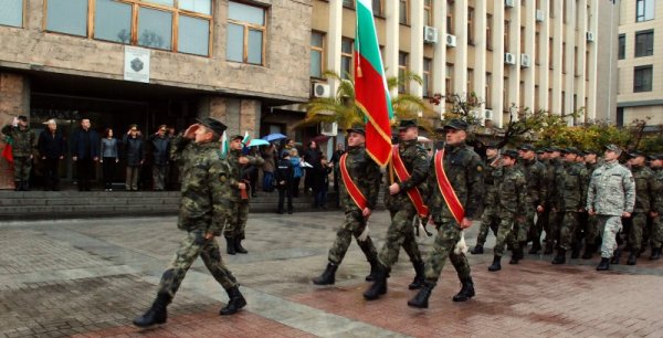 На площад &quot;Свобода&quot; в Хасково тържествено бе посрещнат военния контингент от местния гарнизон, след миротворческа мисия в Афганистан. Снимка: БТА