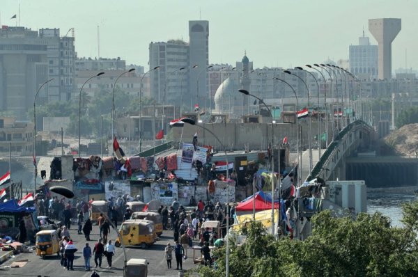 Протестиращи затвориха моста Синак в Багдад, Ирак. В страната от няколко седмици текат протести. Тази нощ силите на реда раниха и убиха някои от протестиращите против правителството. Снимка: БТА