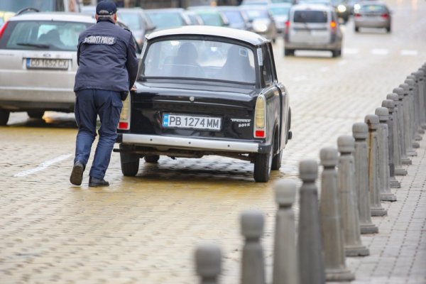 Трабант преминава по жълтите павета пред сградата на Народното събрание под зоркия поглед на полицай. Снимка: Димитър Кьосемарлиев, Dnes.bg