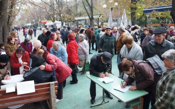 Сдружение&quot;Съюз на пенсионерите-2004 Шумен&quot; излязоха на протестен митинг пред областната управа в града. Исканията са за преизчисляване на пенсиите за труд и възраст на всички пенсионери със средния осигурителен доход от 2018 година. Снимка: БТА