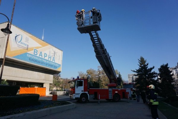 Доброволното формирование на Община Варна организира и проведе демонстративно занятие със силите на РД &quot;Пожарна безопасност и защита на населението&quot; &ndash; Варна пред сградата на Общината. Участва пожарен автомобил, аварийно-спасителен автомобил, пожарна авто-механична стълба и специализиран автомобил за извършване на химическо разузнаване. Проявата е свързана с отбелязване на празника на доброволеца и е израз на желание за популяризиране дейността на доброволците от ДФ &ndash; Варна. Снимка: Булфото