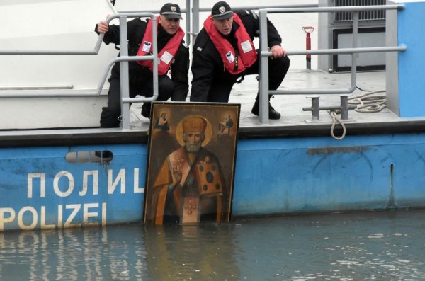 С тържествена литургия и литийно шествие във Видин отбелязаха Никулден. От катер на Гранична полиция в река Дунав бе потопена икона на Свети Николай. Снимка: БТА