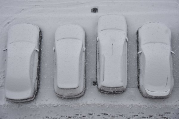 Паркирани коли са покрити със сняг след силния снеговалеж над Братислава. Снимка: БТА